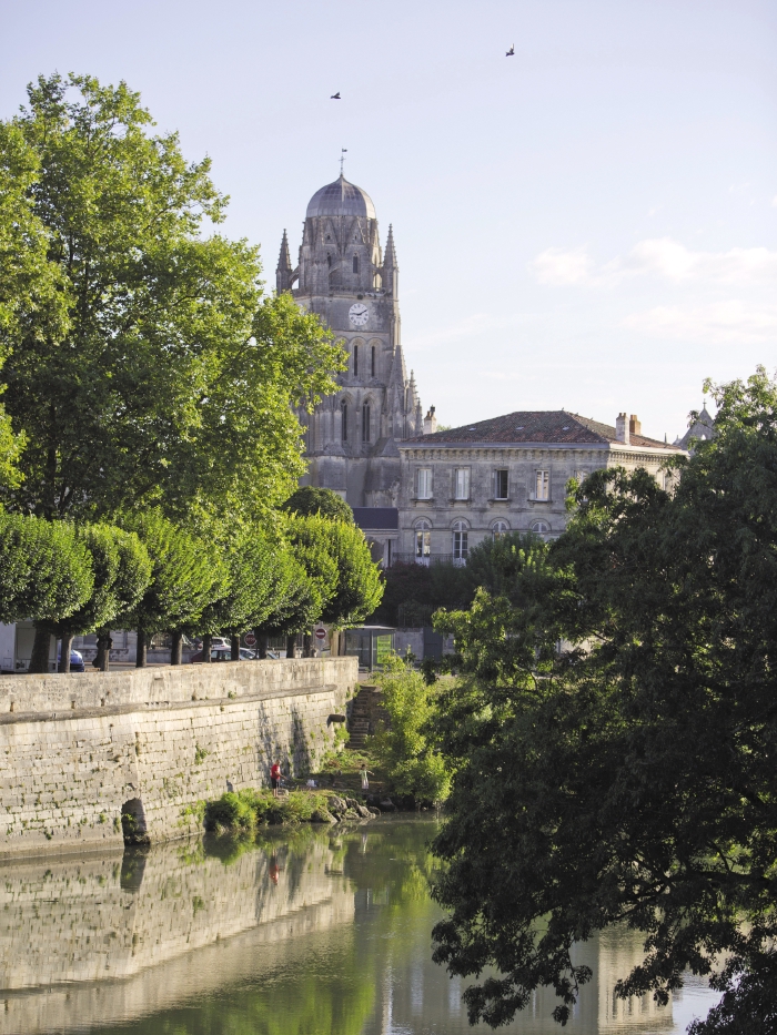 Un cours d'eau dans le centre de Saintes