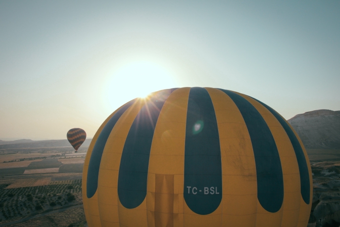 Deux montgolfières s'élévent dans le ciel de la Charente