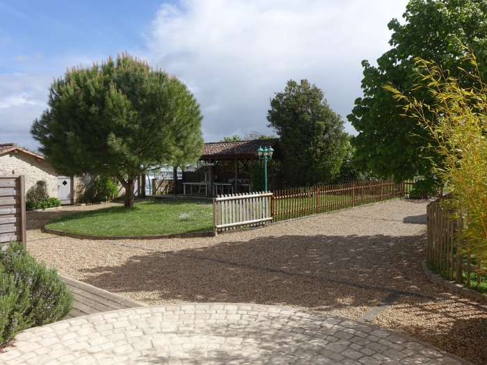 Le jardin privatif est aménagé du gîte de la Pie