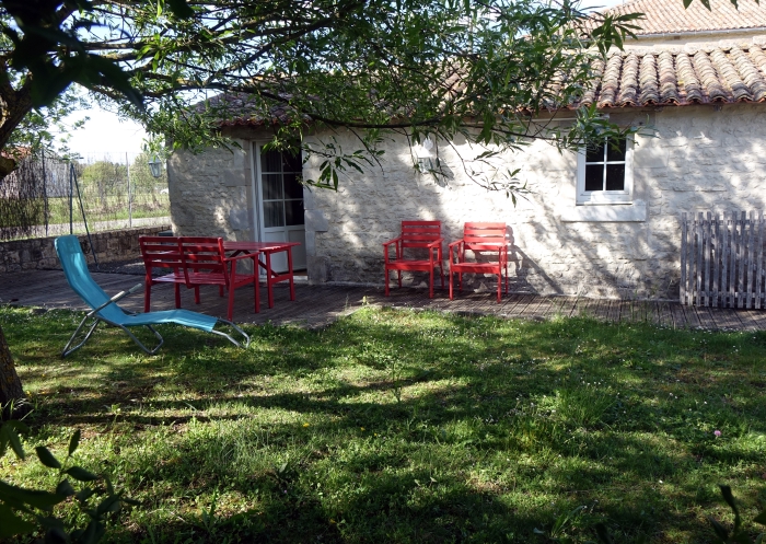 La terrasse privative du gîte du moineau est équipée d'un salon de jardin